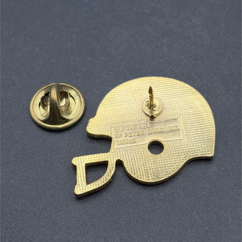 Vintage San Diego Chargers Helmet NFL Football Lapel Hat‎ Pin